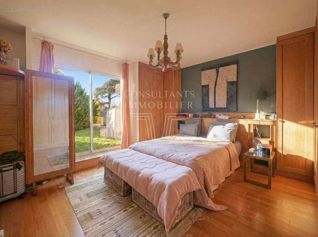 Appartement à NEUILLY-SUR-SEINE