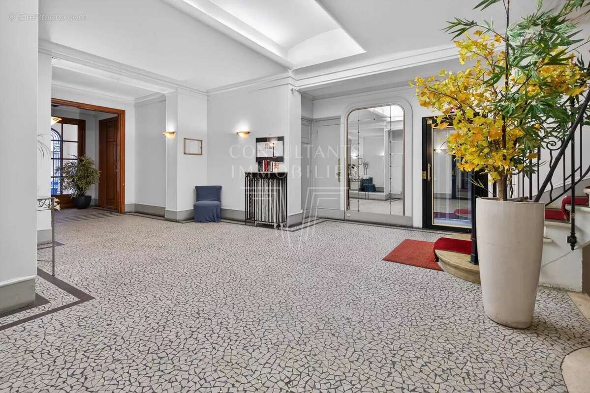 Appartement à PARIS-16E