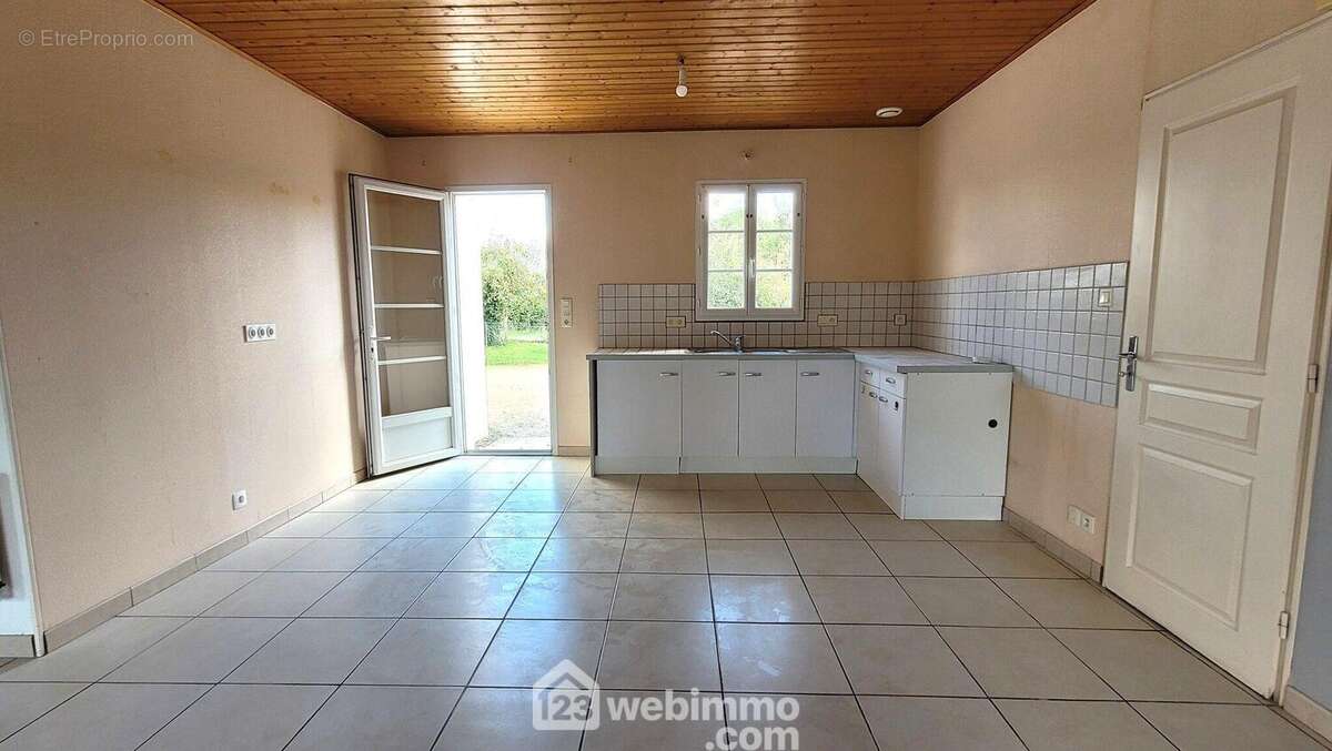 Son côté cuisine - Maison à LE BERNARD