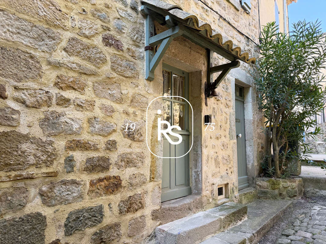 Au coeur d'un village historique, une maison de village en pierre de 73 m2 habitables avec un balcon - photo 3