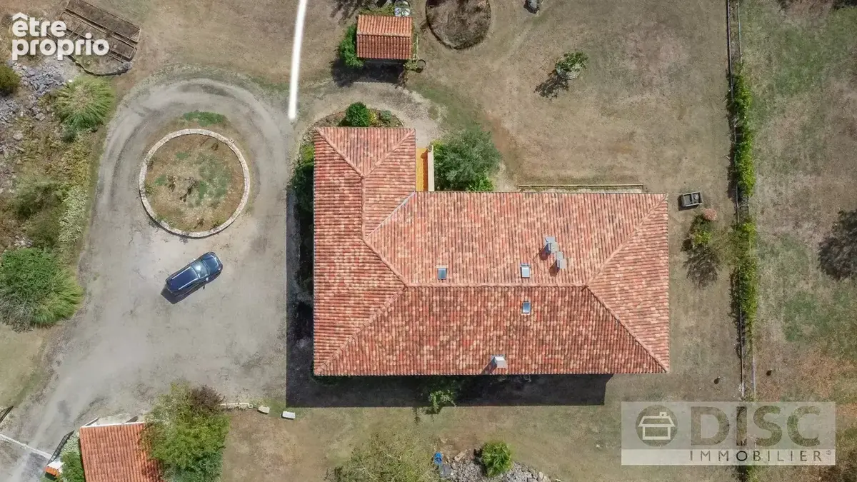 Vaste propriété de plus de 500 m² avec jardin clos et nombreuses possibilités. - photo 3