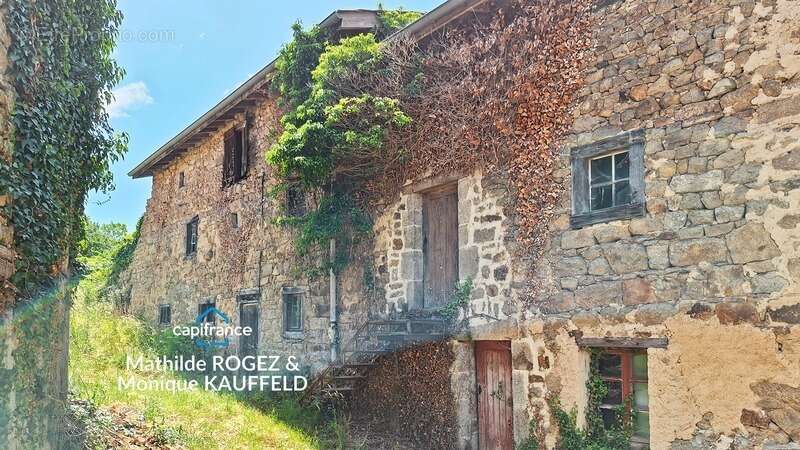 Maison à rénover avec grange en pierre, source et 7 000 m² de terrain - Saint Gervais Sous Meymont (63) - photo 26