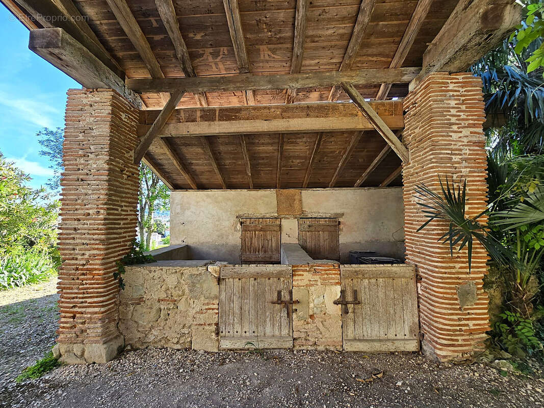 Rare - Délicieuse propriété 1,9 hectare maison rénovée et nombreuses dépendances - photo 5