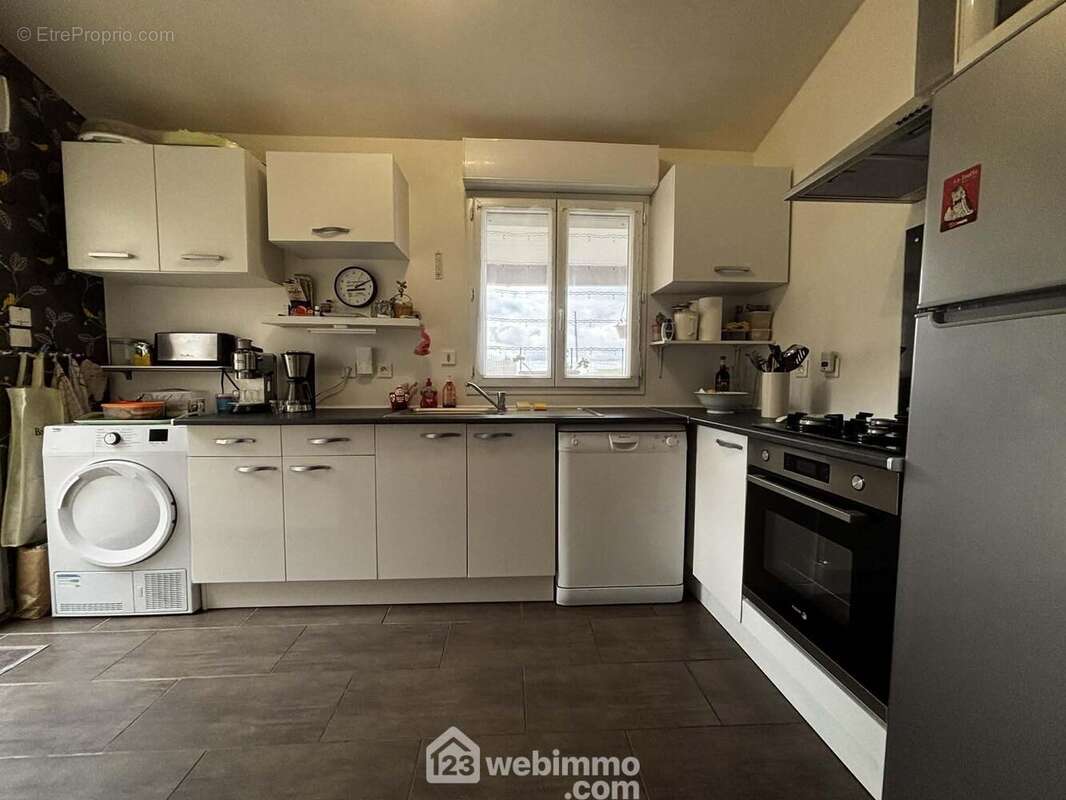 Attenants à la salle à manger, la cuisine aménagée et équipée de 8,4 m2, - Maison à CHATELLERAULT