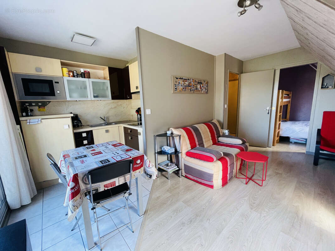 50 m plage charmant 2 pieces balcon + cave + parking - photo 2