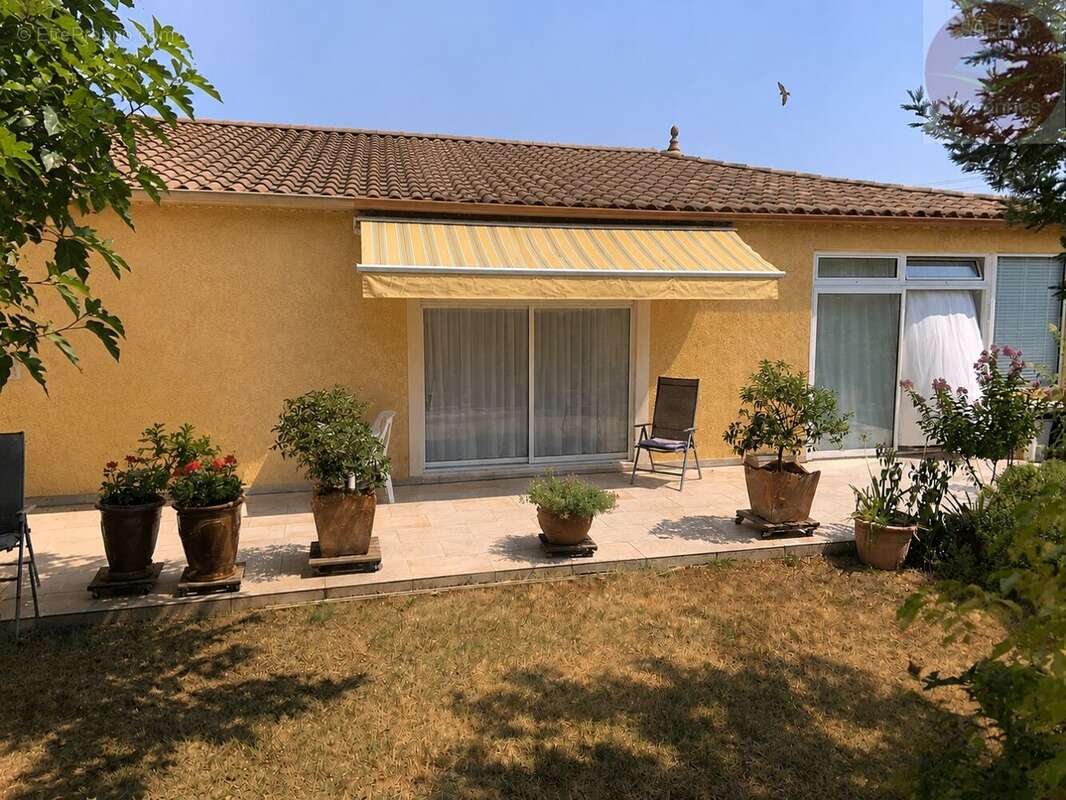 Villa de plain-pied de 156m² et son terrain de 2522m² - photo 2