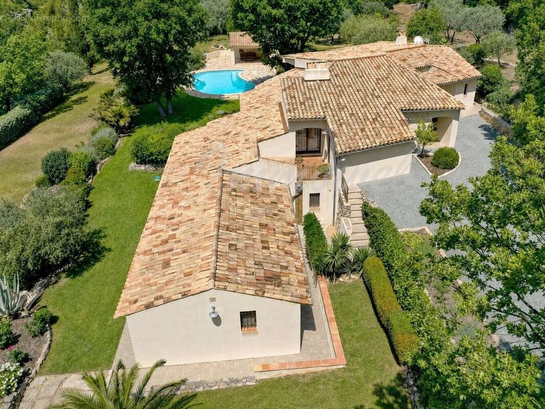 Vue village Belle villa de 300 m² avec 6 chambres - photo 2