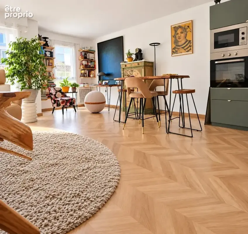 Centre-ville de Sète  Appartement traversant avec deux extérieurs, alliant luminosité, calme et vie citadine à pied. - photo 3