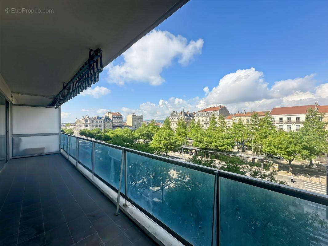 Valence - Appartement T5 de 103 m² - terrasse de 18 m² et place de parking privative - photo 3