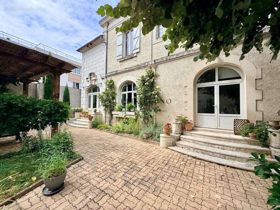 Élégante maison de caractère avec jardin et garage en cœur d - photo 2