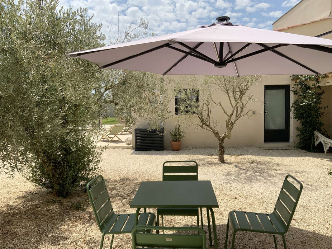 Mas provençal avec piscine, jardin et vue sur les vignes. - photo 4