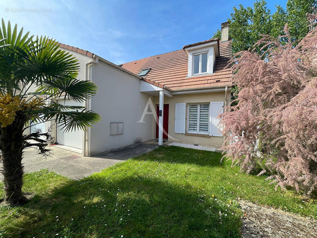 Maison à CHEVRY-COSSIGNY