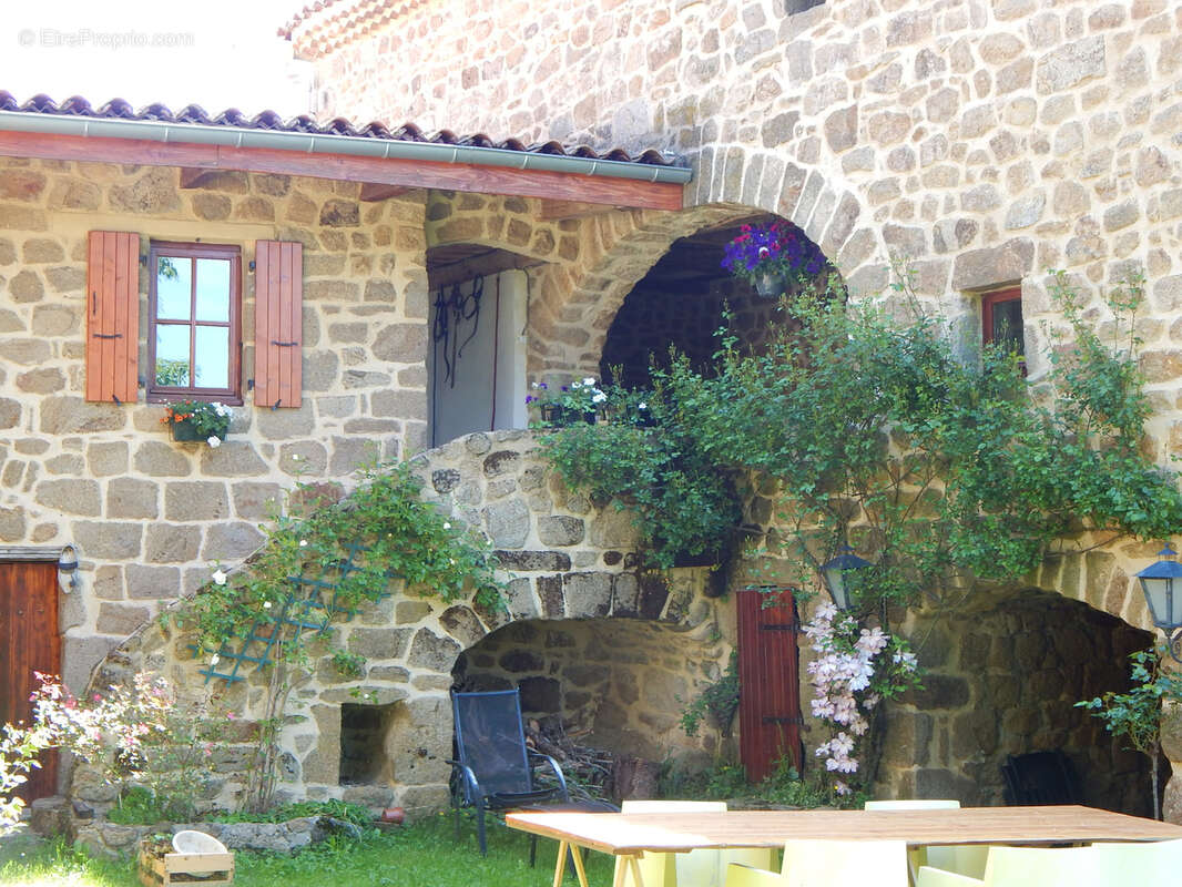 Bâtisse en pierre avec 4.1ha 326 m2 - photo 16