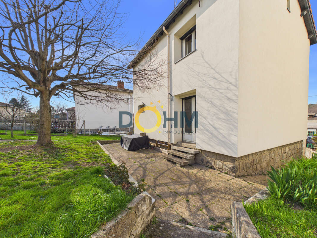 Maison à LE CHAMBON-FEUGEROLLES