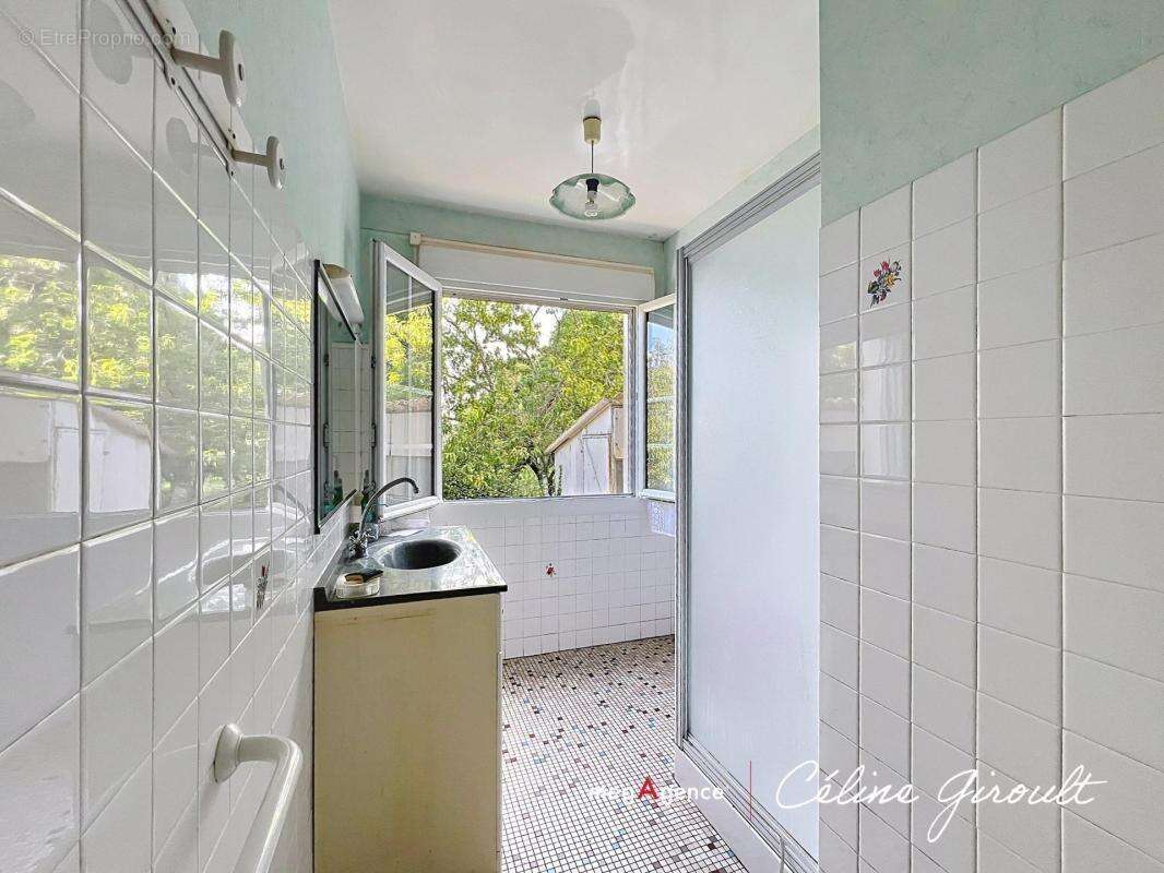 Contruction de qualité avec 7 chambres et beaucoup de stationnement ! - photo 9