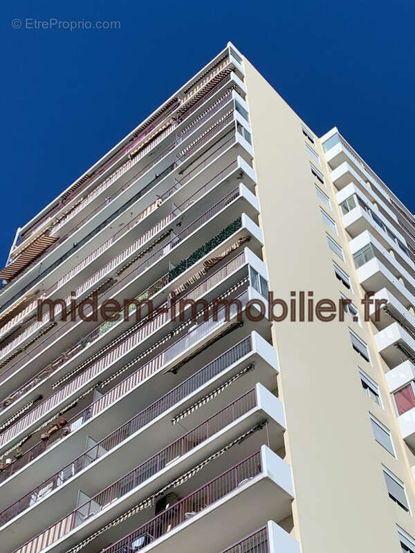 Nice Ouest Grand Arénas 4 pièces en bon état de 76 m2 + terrasse S/O 13 m2 vue ville et mer à 246000 euros - photo 12
