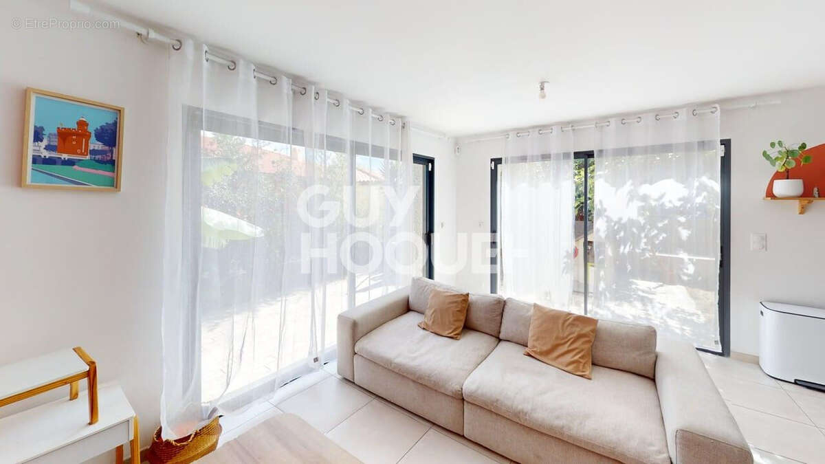 PEZILLA LA RIVIERE, Maison 3 faces de plain pied, 3 chambres avec garage et jardin. - photo 7