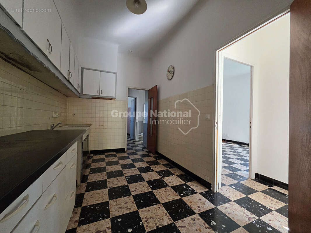 Maison de ville - Potentiel, grands garages et cour - photo 8
