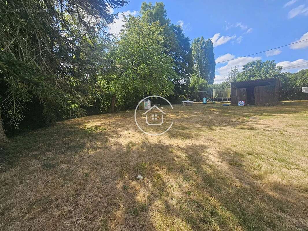 Ancienne propriété rénovée avec dépendances et vaste terrain - photo 3