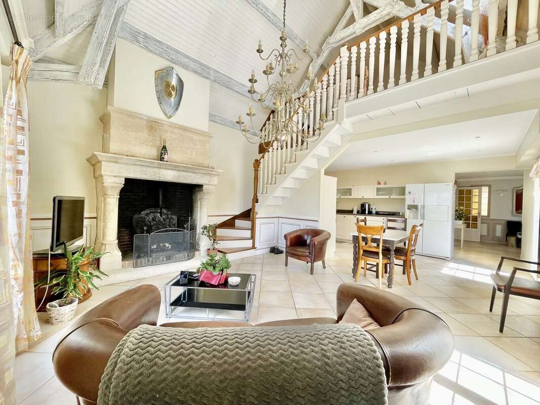 Maison 300 m² à Montfermeil  - photo 2
