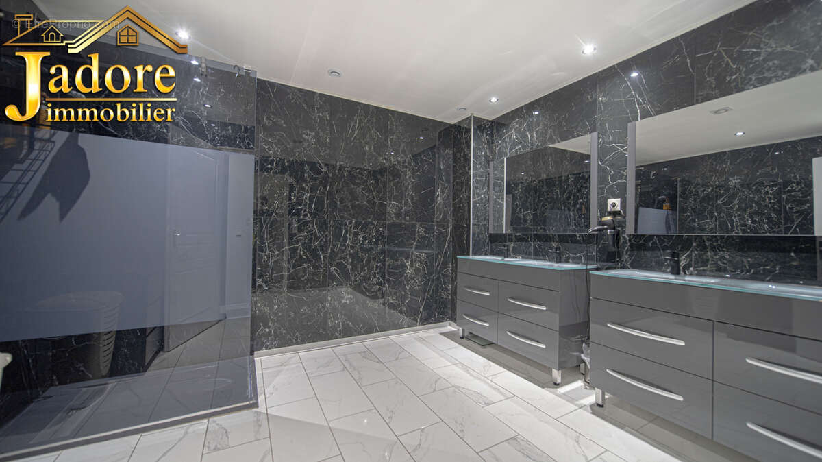 Ensemble immobilier entierement renove - photo 7