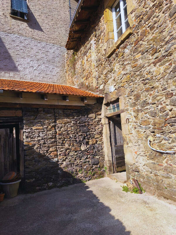 Maison à LIVINHAC-LE-HAUT