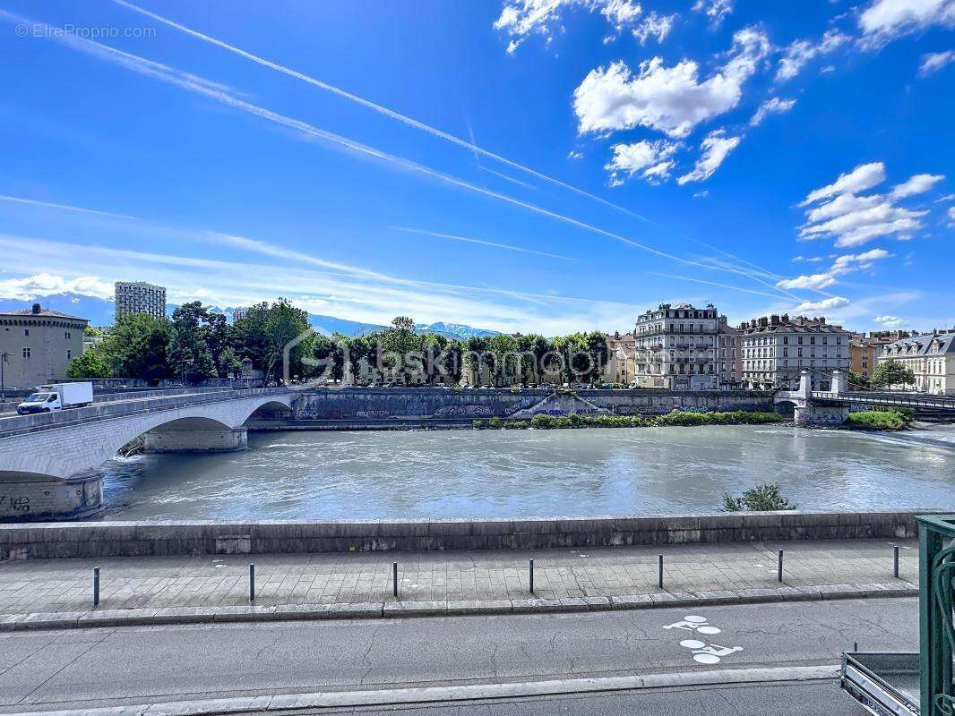 T4 de caractère de 94,17 m² A RENOVER– Quartier Saint-Laurent – Grenoble - photo 2