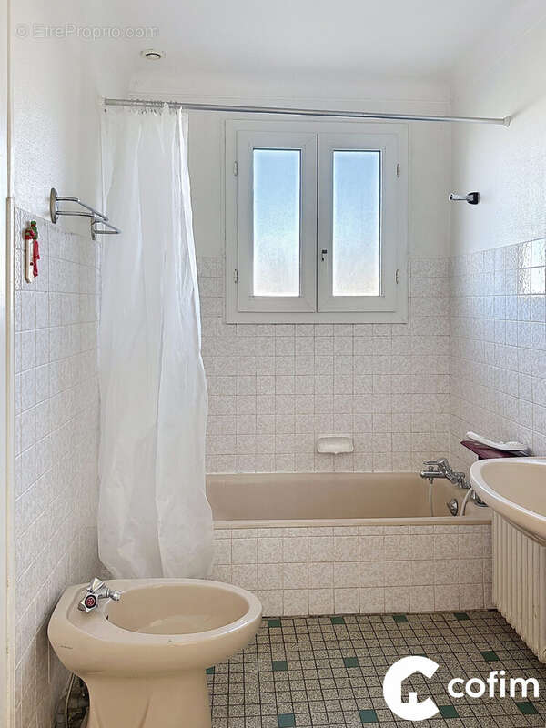 salle de bains - Maison à LALOUBERE