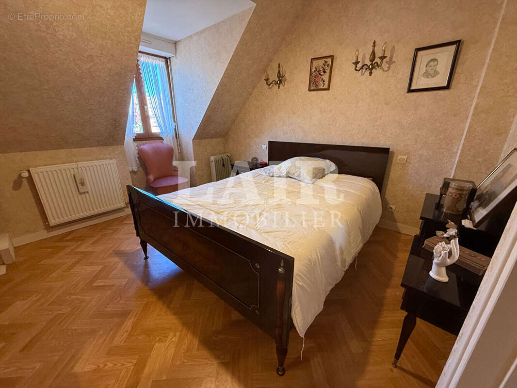 Maison familiale de 165 m² avec jardin, double garage et vie de plain-pied réf: F15552 - photo 9