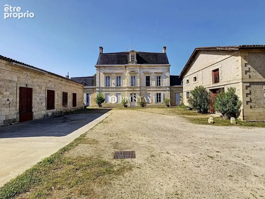 Château Classé Monument Historique de 15 hectares avec vue sur Saint-Emilion - photo 2