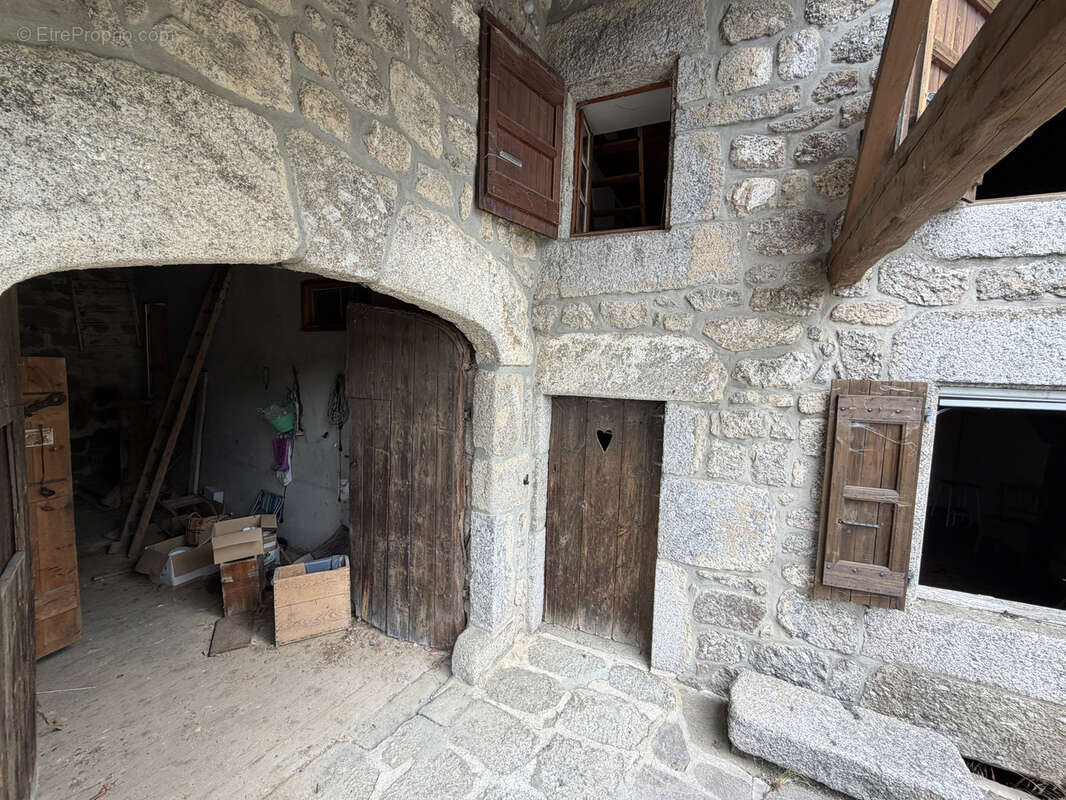 Maison à RIEUTORT-DE-RANDON