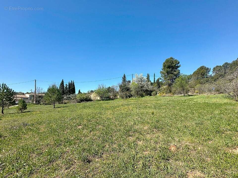 Terrain à LORGUES