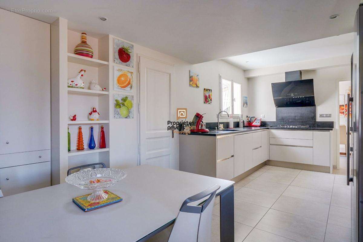 DEPT 33  Mérignac - Maison d'exception 8 pièce(s) 181 m2 avec jardin paysagé et piscine au sel chauffée - photo 12