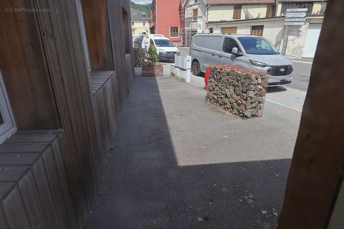 88540 BUSSANG – Local commercial de plain-pied avec terrasse au cœur du village - photo 4