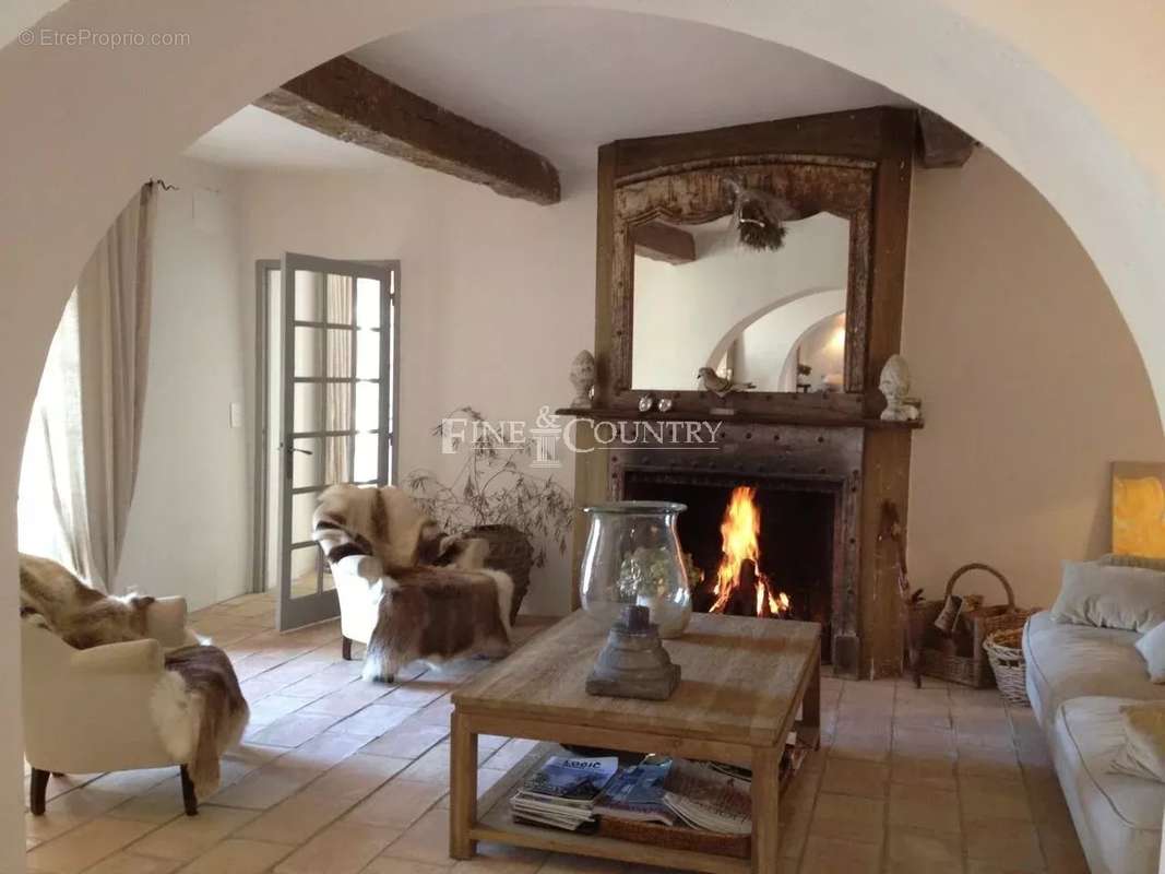 Maison à CHATEAUNEUF-GRASSE