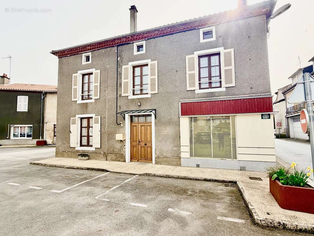 Anciennement le centre du village, grande maison avec possibilités commerciales - photo 18