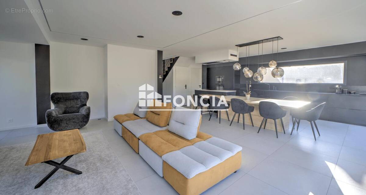 Maison à LALLEYRIAT