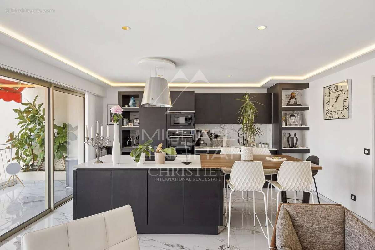 Superbe appartement rénové – Centre-ville d’Antibes, secteur Vauban – Vue dégagée sur le port - photo 6