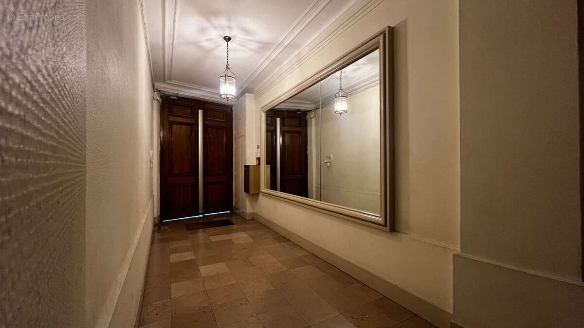 Commerce à PARIS-9E