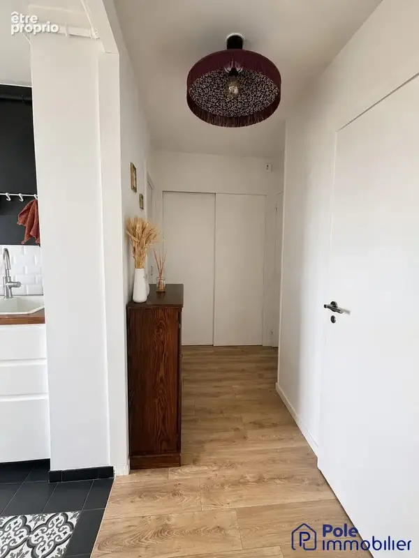 Appartement F2 CAEN RIVE-DROITE-Entrée avec placard 