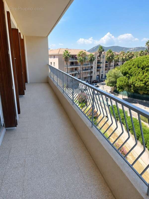 Hyères Gare - Appartement T3 - 77m² - Avec  garage individuel - photo 2