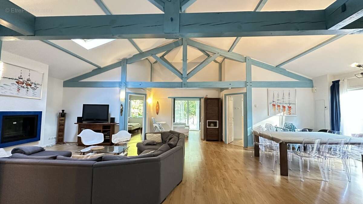 Entre Forêt Landaise et Art de Vivre  Ensemble de deux maisons sur 1638 m² de terrain boisé. - photo 4