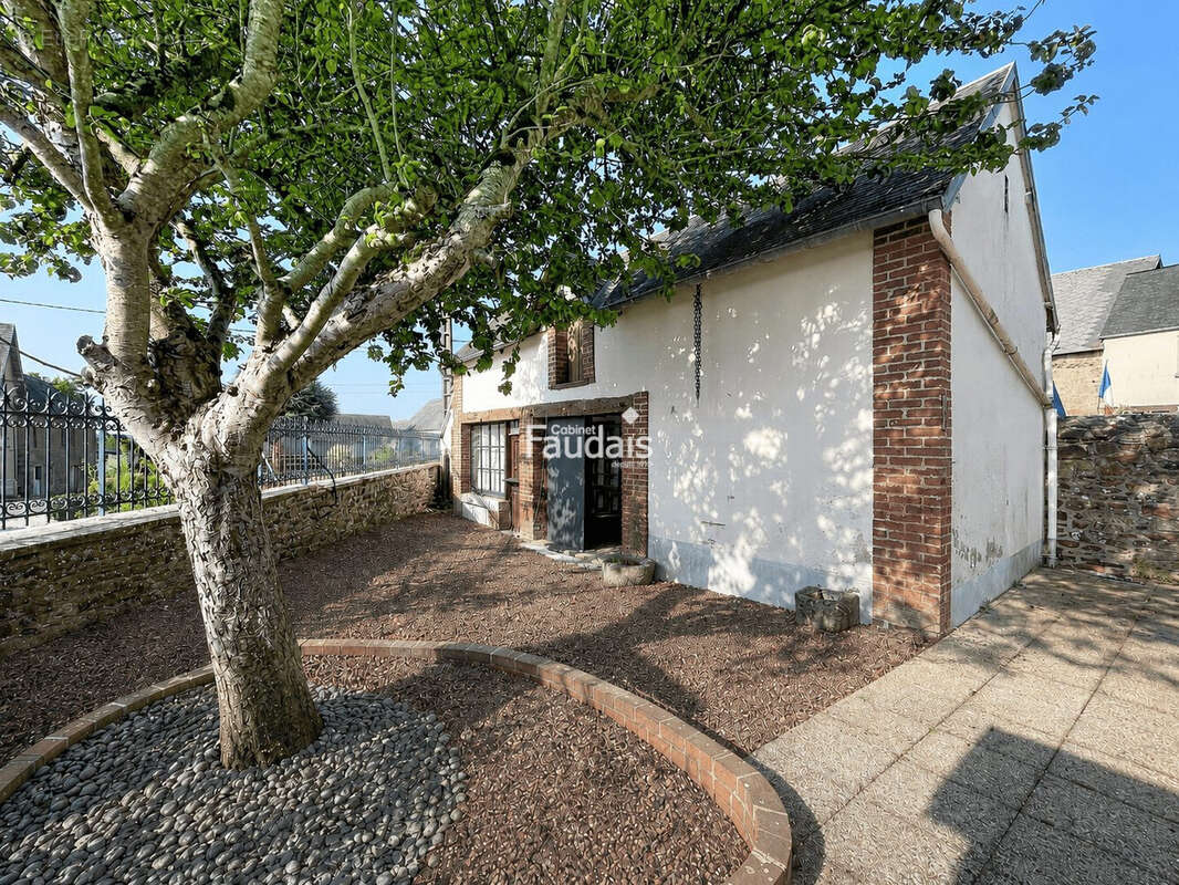 Maison 161 m² à Saint-Denis-Le-Vetu  - photo 2
