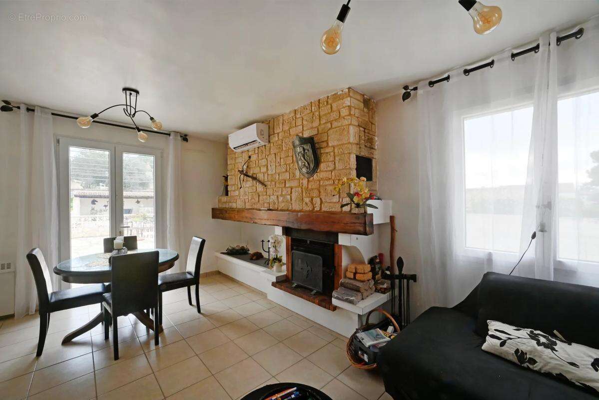 Maison à JONQUIERES-SAINT-VINCENT