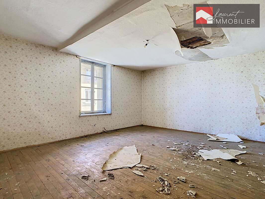 Cuisery - Maison de ville à rénover - Fort potentiel d'investissement ! - photo 2