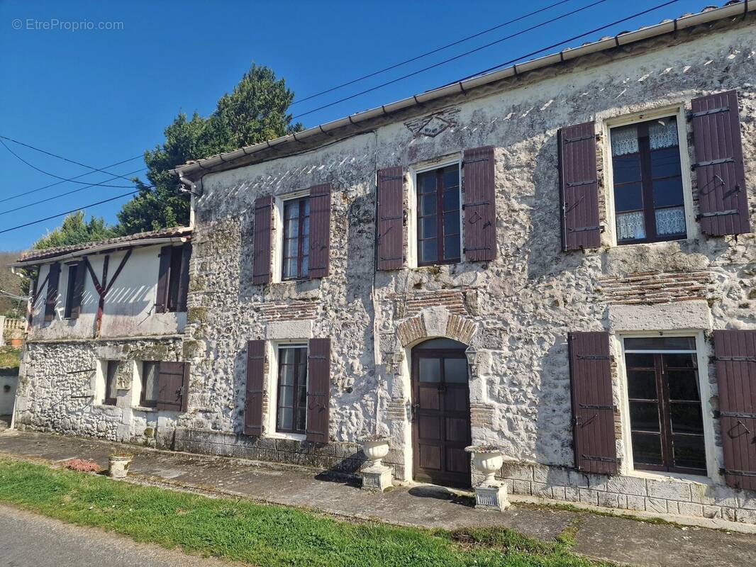 Maison à MONBAHUS