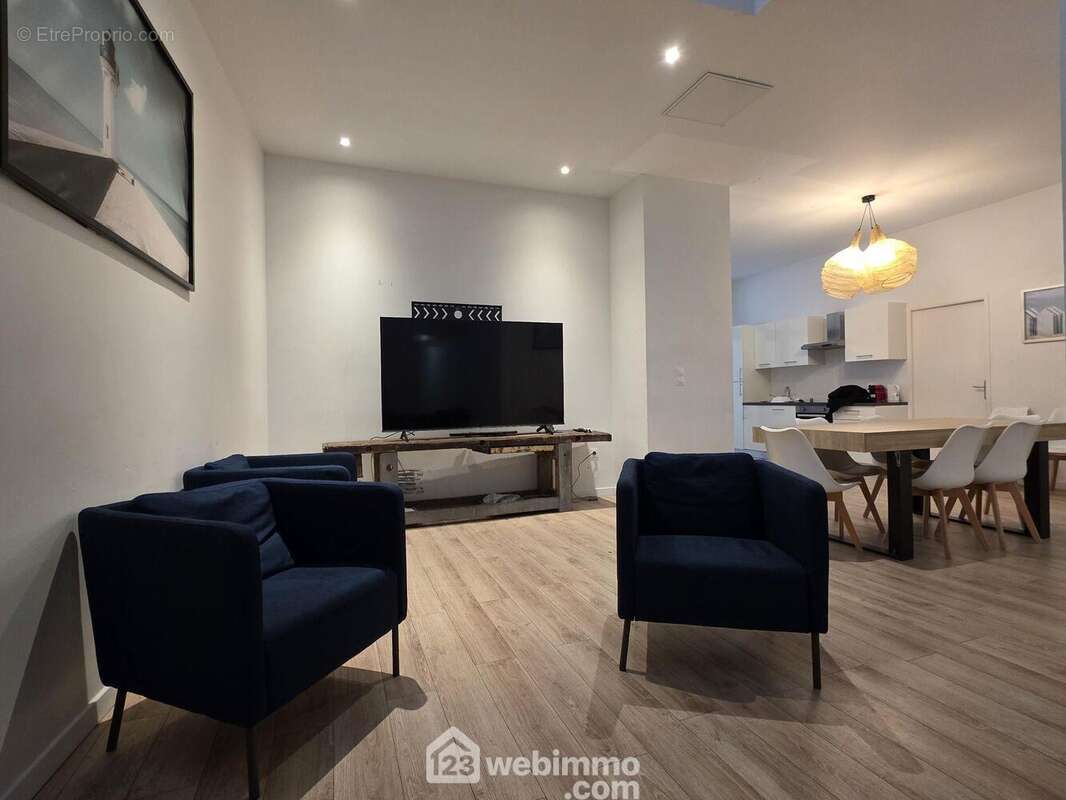 Dans la continuité de cette belle pièce, vous pourrez profiter d'un espace salon, très charmant - Appartement à REIMS