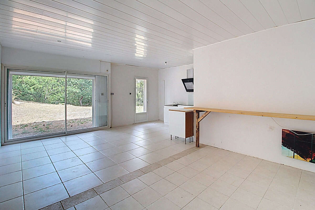 A VENDRE DRAGUIGNAN- Maison spacieuse avec PISCINE et terrain clos et arboré de 4000m² - Un véritable coup de coeur ! - photo 17