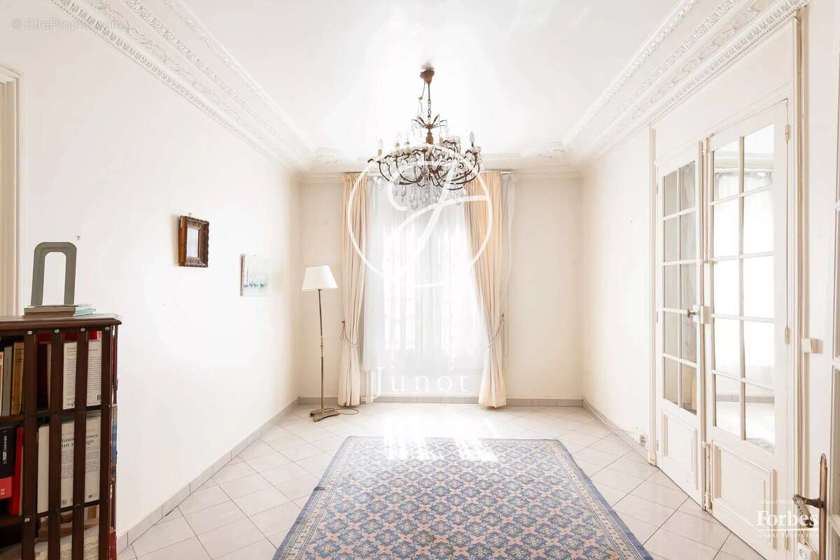 Paris 16e - MAIRIE / TOUR - Appartement - 5 pièces - 91,29m² Carrez - 2/3 chambres - photo 8