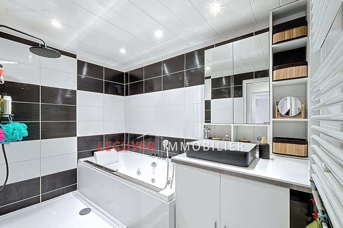 Appartement à VALLAURIS